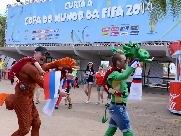 Torcedores russos inovaram com fantasias inusitadas na Fan Fest em Cuiabá. (Foto: Andréa Lobo / Secom-MT)