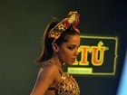 Anitta usa look de passista de frevo e sensualiza em show no Recife 