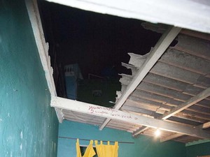 Queda fez buraco no telhado da casa (Foto: Mario Ângelo/SigmaPress/Estadão Conteúdo)