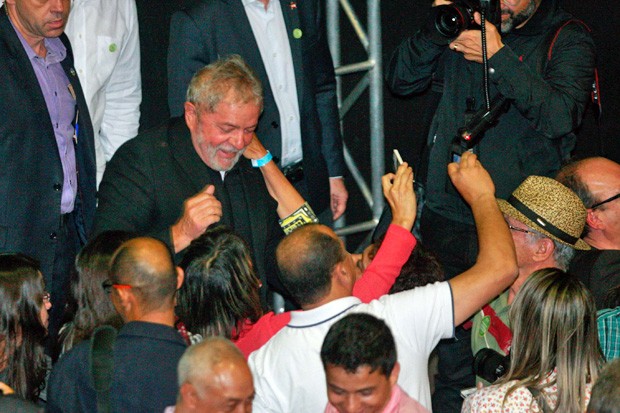 Lula é assediado por militantes do PT durante a festa de 35 anos do partido, em Belo Horizonte (Foto: Denilton Dias/O Tempo/Estadão Conteúdo)
