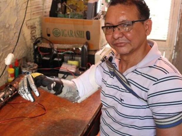 José Arivelton Ribeiro teve o braço direito amputado e desenvolveu habilidade com a mão esquerda para produzir próteses  (Foto: Rafael Luis Azevedo/BBC)