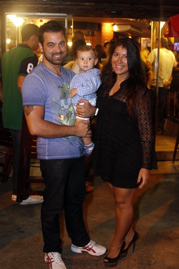 Priscila Pires com o marido e o filho (Foto: Marcos Ferreira/ Photorionews)