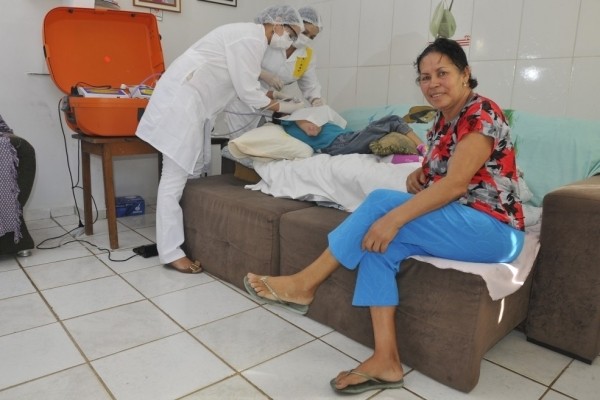 Filha de Leonor Ferreira Leite sofre de doença que provoca restrições na mobilidade (Foto:  Marcelo Prest/ A Gazeta)