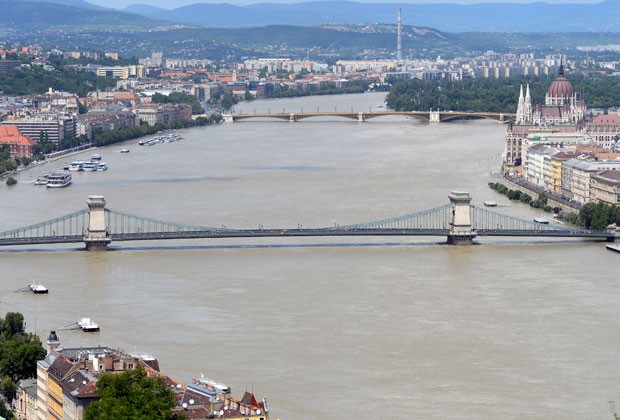 Vista área de Budapeste e do Rio Danúbio, que atingiu níveis recordes, nesta segunda-feira (10) (Foto: Attila Kisbenedek/AFP)