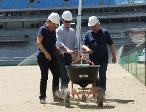 Paulo Odone e Eduardo Antonini plantam grama da arena (Foto: Diego Guichard/GLOBOESPORTE.COM)