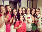 Atrizes exibem rosas que ganharam de Roberto Carlos