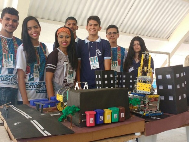 Estudantes mostram reprodução de cidade com protótipo para limpar Riacho Salgadinho (Foto: Marcio Chagas/G1)