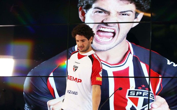 Apresentação Alexandre Pato no São Paulo (Foto: Marcos Ribolli)