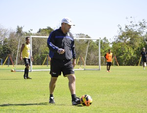 Treinador Ito Roque do Mixto (Foto: Robson Boamorte/GLOBOESPORTE.COM)