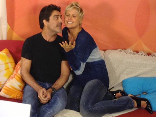 Junno observa sua Xuxa durante gravação de vídeo (Foto: Divulgação / Xuxa Produções)