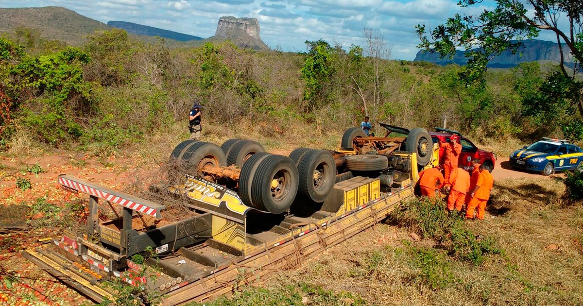 G1 Caminhão carregado de tomate tomba e deixa dois mortos na BR 242