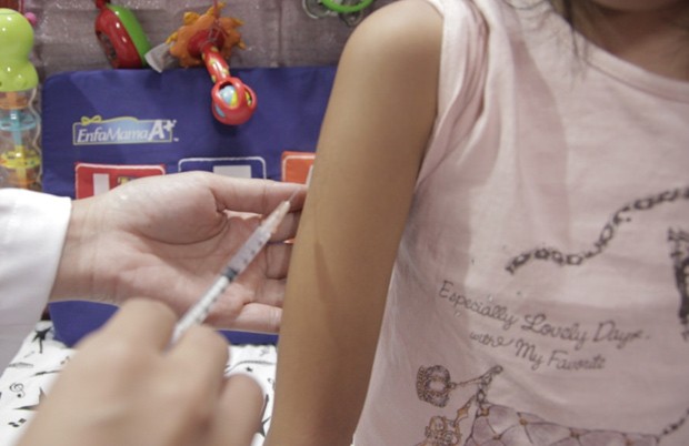   Criança recebe vacina contra dengue da Sanofi em estudo clínico de fase 2 nas Filipinas, em junho de 2014    (Foto: Sanofi Pasteur/Gabriel Pagcaliwagan/Divulgação)