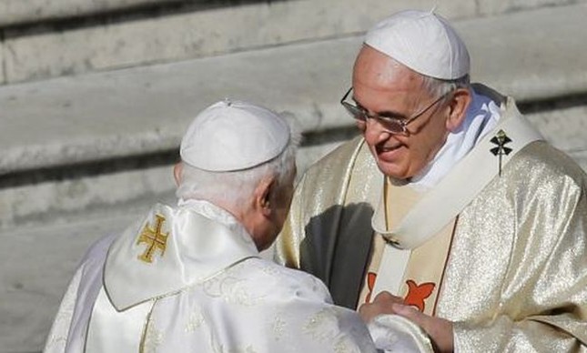 Francisco e Bento XVI durante a beatificação de Paulo VI (Foto: Getty Images)