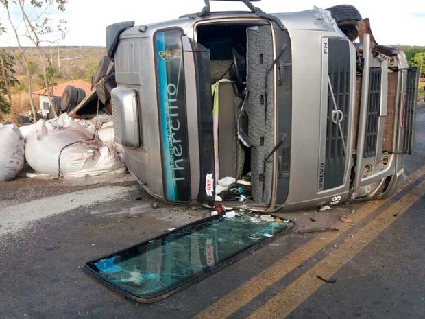 Caminhão perdeu para-brisa com a batida no oeste da Bahia (Foto: Jadiel Luiz/Blog Sigi Vilares)