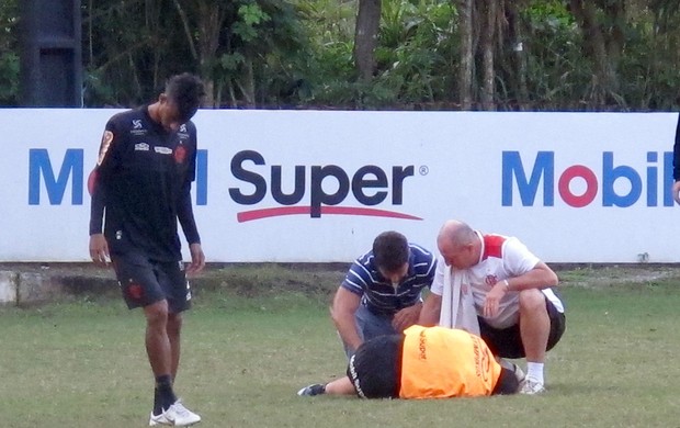 Bottinelli caido no gramado, Flamengo (Foto: Richard Souza / Globoesporte.com)