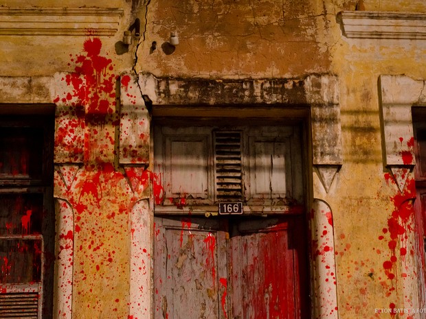 Manifestantes de Limeira pintaram prédio de vermelho contra demolição de imóvel histórico (Foto: Lívia Lazaneo)