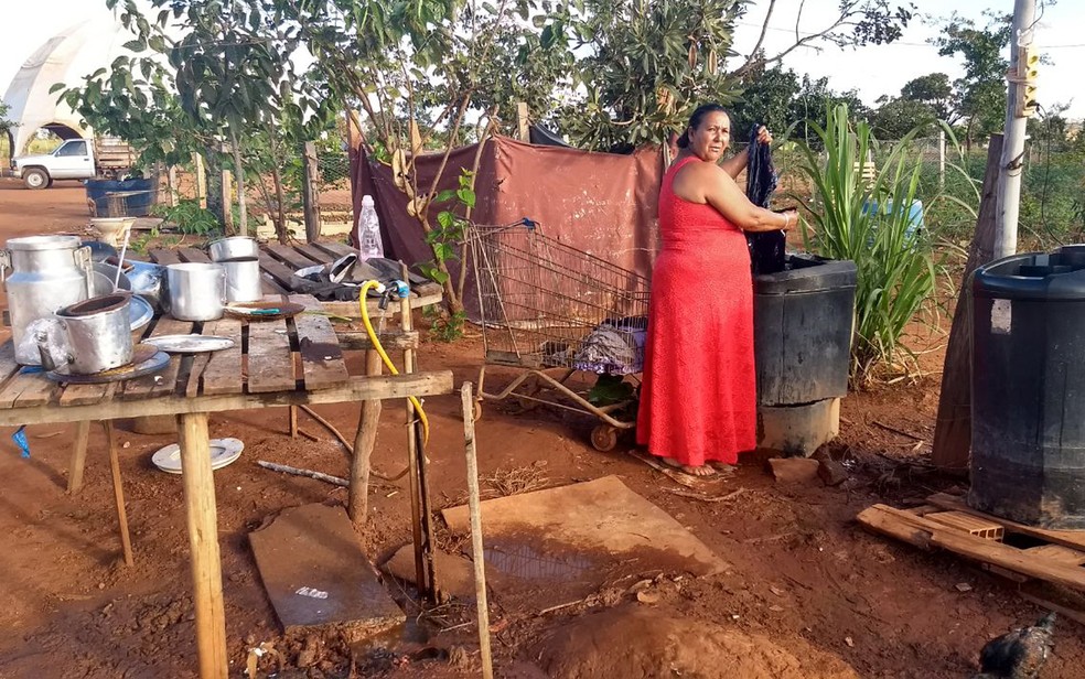 A rotina das mulheres ciganas envolve as tarefas da casa e a venda de panos de prato no comércio das cidades. (Foto: Marília Marques/G1 )