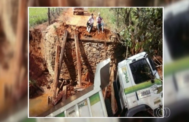 Caminhão carregado com silo quebra ponte de madeira em Jaragua, Goiás (Foto: Reprodução/TV Anhanguera)