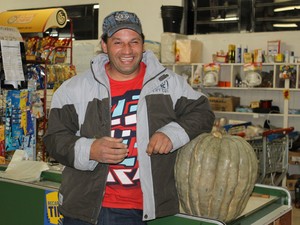 Vizinho do produtor colocou a moranga em uma mercearia (Foto: Dionata Costa / São Joaquim Online)