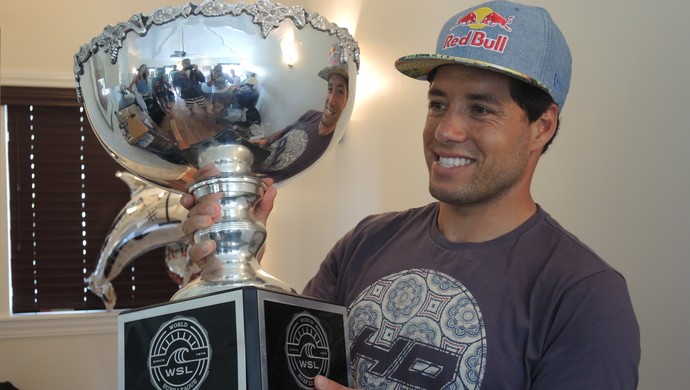 Adriano de Souza Mineirinho troféu campeão Pipeline (Foto: David Abramvezt)