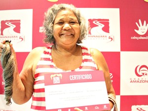 'Nos tornamos mais humanos', disse a aposentada Dalva Santos após doar cabelos a instituto (Foto: Jamile Alves/G1 AM)