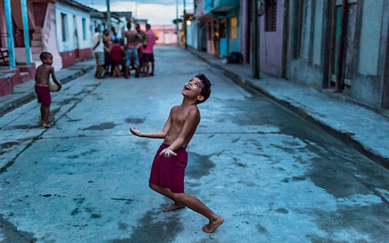 Meninos jogam futebol em Baracoa no extremo leste da Ilha.O futebol cada vez mais se torna  um esporte  popular em Cuba ,rivalizando com o beisebol (Foto: Ana Carolina Fernades)