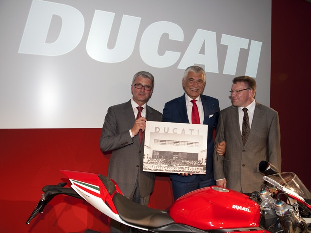 Rupert Stadler, CEO da Audi AG, Gabriele Del Torchio, presidente eCEO da Ducati e Thomas Sigi, recursos humanos da Audi (Foto: Divulgação)