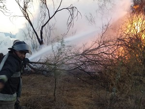 Corpo de Bombeiros foi acionado para controlar as chamas (Foto: Acivan Bahia / TV Grande Rio )