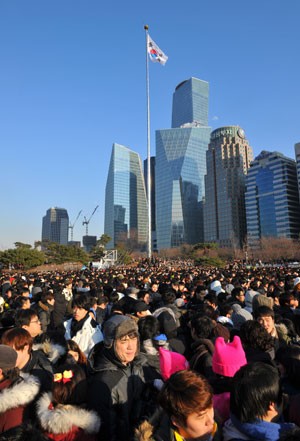 Evento de namoro reuniu milhares em parque em distrito financeiro de Seul (Foto: Kim Jae-Hwan/AFP) Evento de namoro reuniu milhares em parque em distrito financeiro de Seul (Foto: Kim Jae-Hwan/AFP)