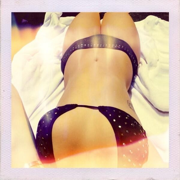 Demi Lovato posa de biquíni (Foto: Twitter/ Reprodução)