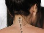 Victoria Beckham exibe tatuagem no pescoço em festa pós-Oscar