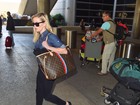 Paparazzo cai e é ignorado por Reese Witherspoon em aeroporto