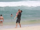 Mario Frias curte praia e anda de jet ski com a filha