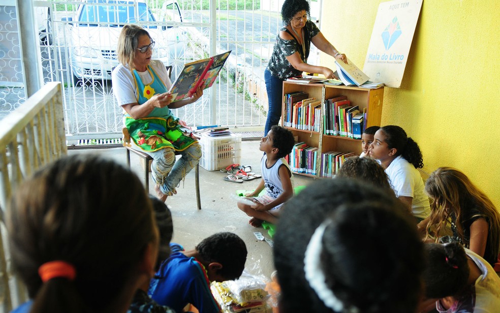 Marluce da Silva Franco, de 58 anos, hospeda a biblioteca domiciliar do projeto 