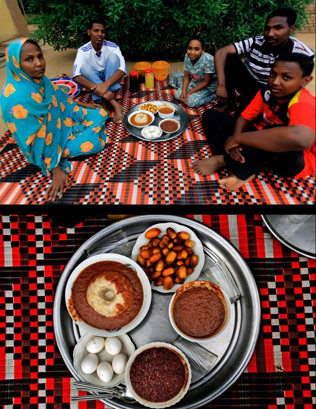 Família sudanesa aguarda a quebra do jejum no Iftar perto da cidade de Khartoum (Foto: Abd Raouf/AP)
