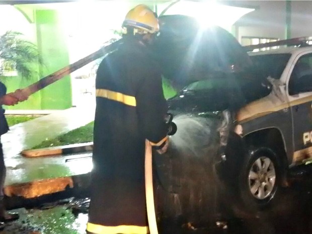 Bombeiros foram acionados para conter incêndio em viatura (Foto: Divulgação/Corpo de Bombeiros)