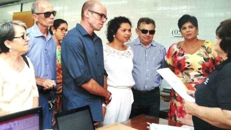 Roberto Guedes (de azul escuro ao centro) tem enfermidade rara marcada por redução extrema da quantidade de gordura no corpo  (Foto: Arquivo pessoal)