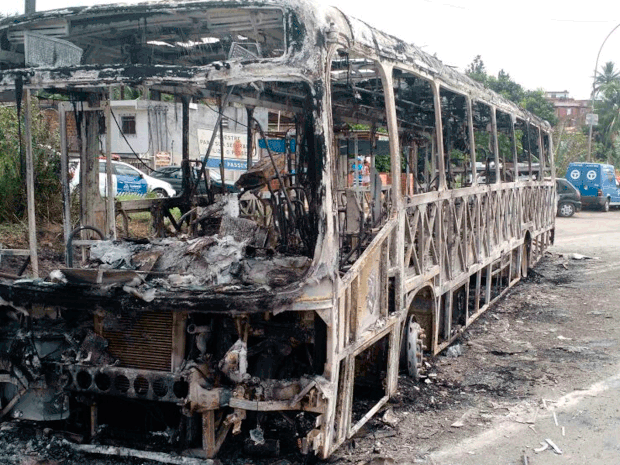 Ônibus é incendiado por bandidos na Base Naval (Foto: Ramon Ferraz / TV Bahia)
