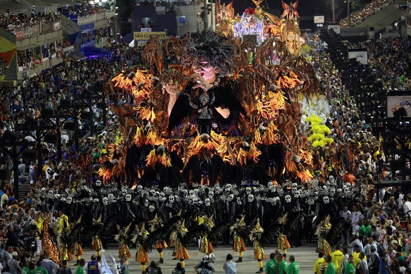 A São Clemente abriu a segunda noite de desfiles das escolas de samba na Sapucaí