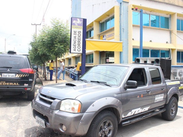 Carro bloqueia saída de veículos da garagem dos Correios na Avenida Walter Alencar. (Foto: Marco Freitas/G1)