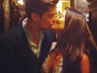 Carol Castro comemora o 'Valentine's Day' trocando beijos com o noivo