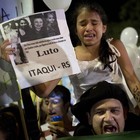 Milhares fazem caminhada em homenagem 
aos mortos (Felipe Dana/AP)