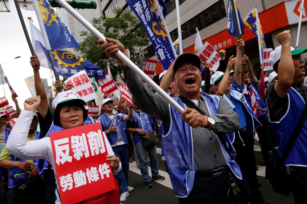 Manifestantes participam de protesto no Dia do Trabalhador contra políticas trabalhistas do governo local em Taipei, nesta segunda-feira, 1º de maio de 2017 (Foto: Tyrone Siu/Reuters)
