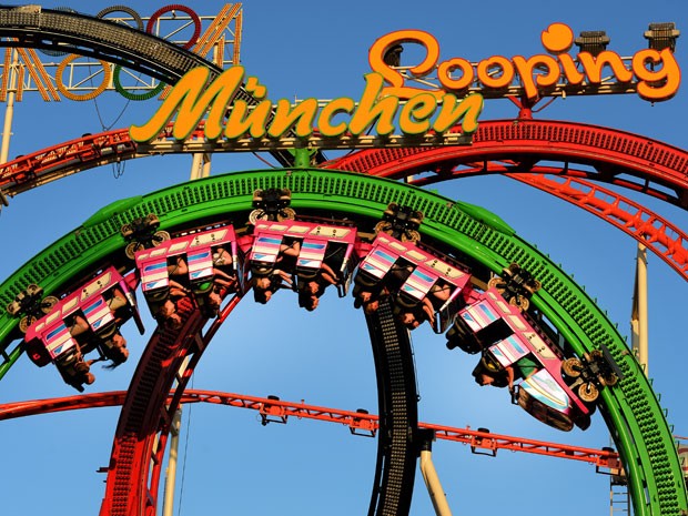 Montanha-russa em parque de diversões de Düsseldorf, na Alemanha (Foto: Patrik Stollarz/AFP)