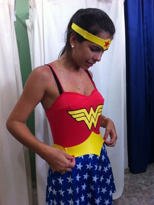 Lara Borges experimentando a roupa para o carnaval (Foto: Aline Pollilo/G1)