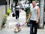 Porteiro vira passeador de cachorro dos moradores de prédio em Santos