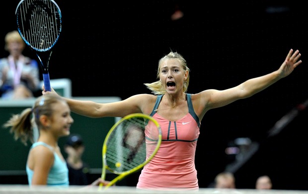 Maria Sharapova brincando tênis comemorativo Lucie Safarova (Foto: AFP)