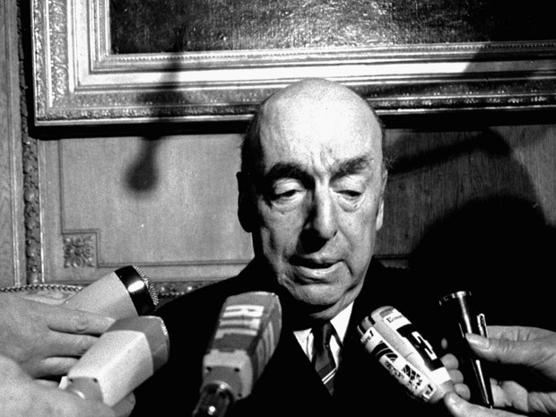 O poeta Pablo Neruda em 21 de outubro de 1971, em Paris (Foto: AP)