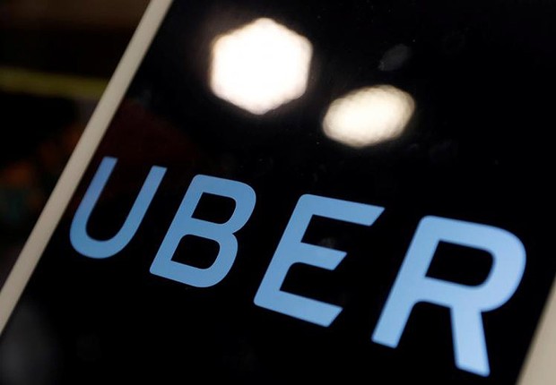 Logotipo do Uber é visto em tablet de funcionário da empresa em Taiwan (Foto: Tyrone Siu/Reuters)