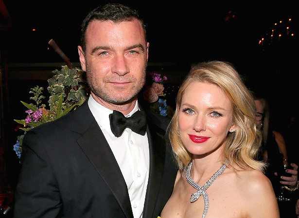 A atriz Naomi Watts, de 46 anos, está quase há uma década com o ator Liev Schreiber, de 47. Eles até já tiveram dois filhos juntos. Naomi disse certa vez: "Talvez um dia a gente simplesmente acorde e decida [se casar]. E talvez não". (Foto: Getty Images)